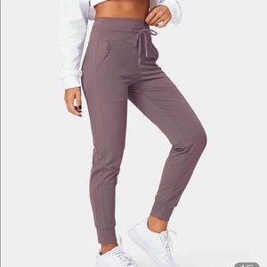 Cloudles Air High Waisted joggers in mauve color